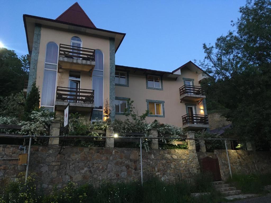 Nran Hatik Dilijan Luaran gambar